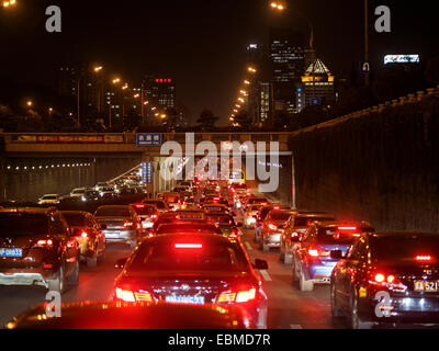 Embouteillage à nuit à Beijing, Chine Banque D'Images