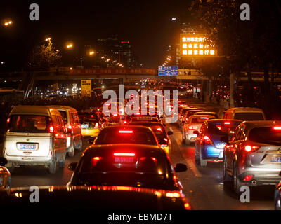 Embouteillage à nuit à Beijing, Chine Banque D'Images
