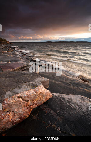 Sombres nuages sur la baie Georgienne et un rivage rocailleux. Parry Sound, Ontario, Canada. Banque D'Images