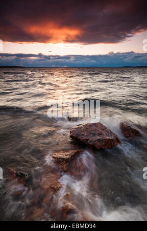 Eaux turbulentes sur 'la baie Georgienne' au coucher du soleil. Parry Sound (Ontario), Canada. Banque D'Images
