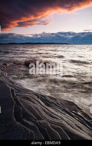 Sombres nuages sur la baie Georgienne et un rivage rocailleux. Parry Sound, Ontario, Canada. Banque D'Images