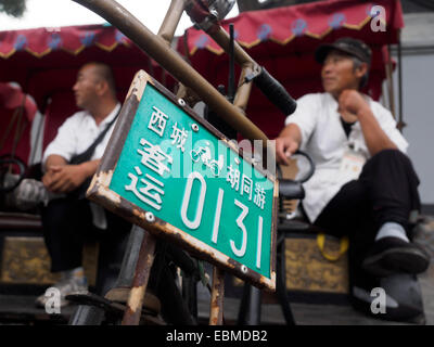 Les pousse-pousse en stationnement sur les rues de Pékin, Chine Banque D'Images