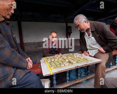 De vieux hommes jouant un jeu d'échecs chinois Xiangqi Banque D'Images