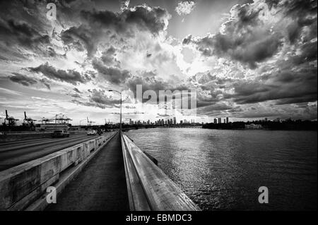 Nuages sur l'océan Atlantique, MacArthur Causeway Bridge, Miami, Comté de Miami-Dade, en Floride, USA Banque D'Images