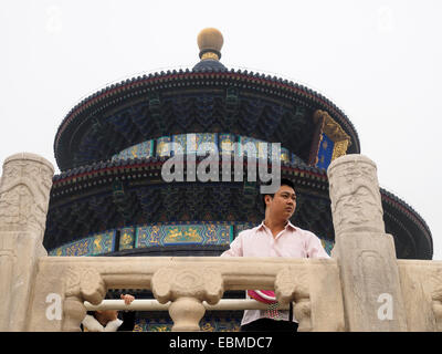 L'homme chinois en face de la voûte céleste impériale à l'intérieur du parc du Temple du Ciel à Beijing, China, Asia Banque D'Images