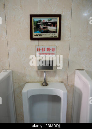 Urinoir dans une toilette publique au Palais d'été à Beijing, Chine Banque D'Images