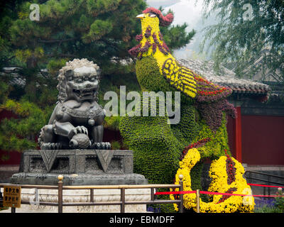 Statue de bronze de lions gardien chinois dans le Palais d'été de Beijing, Chine Banque D'Images