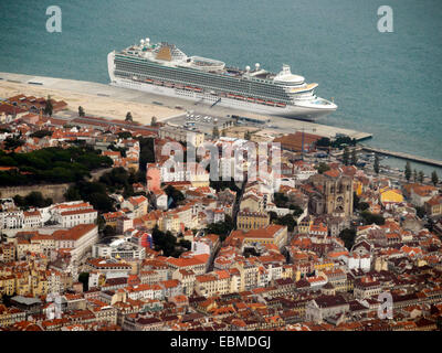 Vue aérienne de la P&O Azura bateau de croisière amarré au port de Lisbonne, Portugal, Europe Banque D'Images