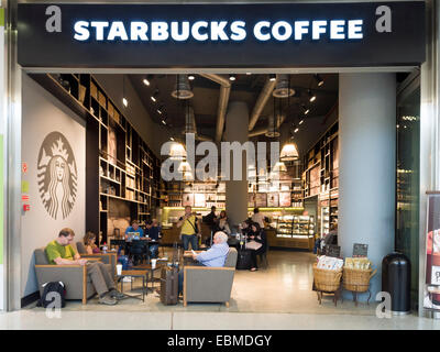 Magasin Starbucks dans l'aéroport de Portela, Lisbonne, Portugal, Europe Banque D'Images