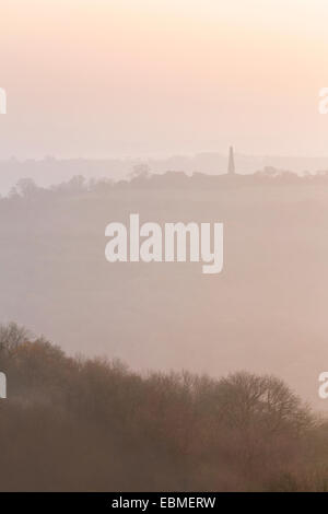 La silhouette de l'Obélisque à Eastnor peut être vu à travers le brouillard de la Camp sur les collines de Malvern. Banque D'Images