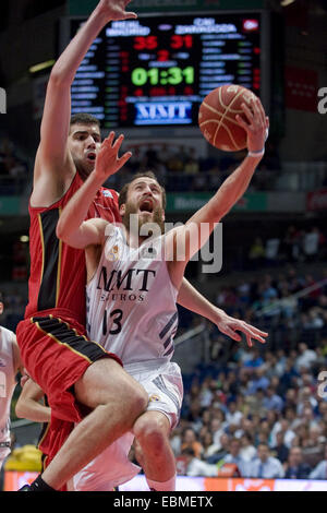 Real Madrid défait CAI Zaragoza 78-70 dans le premier quart de finale de la ligue ACB au Palacio de los Deportes. Cette victoire du Real Madrid se déplace à l'intérieur un point de se qualifier pour les demi-finales. Avec : Sergio Rodriguez Où : Madrid, Espagne Quand : Banque D'Images