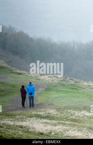 Deux promeneurs sur un chemin sur les collines de Malvern à Herefordshire. Banque D'Images