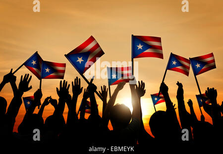 Groupe de personnes Waving Flag de Puerto Rico à l'arrière allumé Banque D'Images