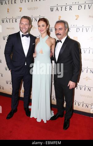 Sydney, Australie. 2 décembre 2014. Jai Courtney (Hughes), Olga Kurylenko (Ayshe) et Yilmaz Erdogan (grands Hassan) arrivent sur le tapis rouge à l'eau Devin en première mondiale au théâtre d'État, 49 Market Street, Sydney, NSW, Australie. Russell Crowe a pris une photo ou une vidéo de fans et les médias avec son smart phone tourné en Australie et en Turquie, le film est une aventure épique de quatre ans après la bataille de Gallipoli pendant la PREMIÈRE GUERRE MONDIALE. Crédit : Copyright 2014 Richard Milnes/Alamy Live News. Banque D'Images