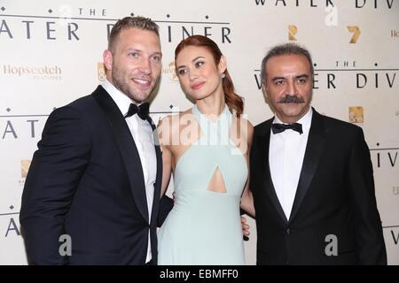 Sydney, Australie. 2 décembre 2014. Jai Courtney (Hughes), Olga Kurylenko (Ayshe) et Yilmaz Erdogan (grands Hassan) arrivent sur le tapis rouge à l'eau Devin en première mondiale au théâtre d'État, 49 Market Street, Sydney, NSW, Australie. Russell Crowe a pris une photo ou une vidéo de fans et les médias avec son smart phone tourné en Australie et en Turquie, le film est une aventure épique de quatre ans après la bataille de Gallipoli pendant la PREMIÈRE GUERRE MONDIALE. Crédit : Copyright 2014 Richard Milnes/Alamy Live News. Banque D'Images