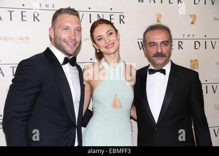 Sydney, Australie. 2 décembre 2014. Jai Courtney (Hughes), Olga Kurylenko (Ayshe) et Yilmaz Erdogan (grands Hassan) arrivent sur le tapis rouge à l'eau Devin en première mondiale au théâtre d'État, 49 Market Street, Sydney, NSW, Australie. Russell Crowe a pris une photo ou une vidéo de fans et les médias avec son smart phone tourné en Australie et en Turquie, le film est une aventure épique de quatre ans après la bataille de Gallipoli pendant la PREMIÈRE GUERRE MONDIALE. Crédit : Copyright 2014 Richard Milnes/Alamy Live News. Banque D'Images