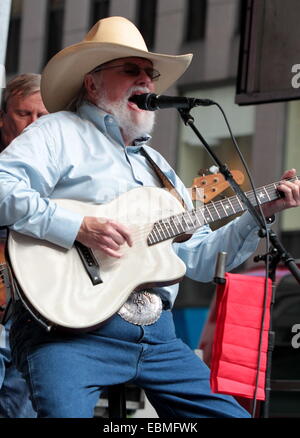 Musicien légendaire Charlie Daniels du Charlie Daniels Band effectue en direct sur Fox TV's 'Le renard et ses amis' Matin Show. Charlie a joué certains de ses plus grands hits. Avec : Charlie Daniels Où : New York City, New York, United States Quand : 30 mai Banque D'Images