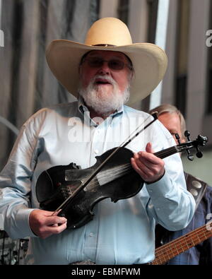 Musicien légendaire Charlie Daniels du Charlie Daniels Band effectue en direct sur Fox TV's 'Le renard et ses amis' Matin Show. Charlie a joué certains de ses plus grands hits. Avec : Charlie Daniels Où : New York City, New York, United States Quand : 30 mai Banque D'Images