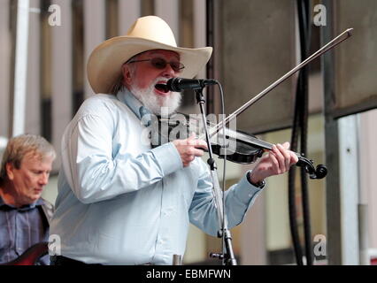 Musicien légendaire Charlie Daniels du Charlie Daniels Band effectue en direct sur Fox TV's 'Le renard et ses amis' Matin Show. Charlie a joué certains de ses plus grands hits. Avec : Charlie Daniels Où : New York City, New York, United States Quand : 30 mai Banque D'Images