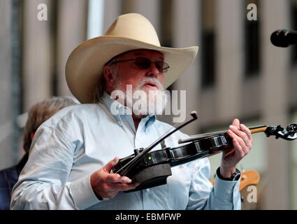 Musicien légendaire Charlie Daniels du Charlie Daniels Band effectue en direct sur Fox TV's 'Le renard et ses amis' Matin Show. Charlie a joué certains de ses plus grands hits. Avec : Charlie Daniels Où : New York City, New York, United States Quand : 30 mai Banque D'Images