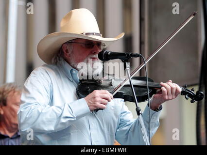 Musicien légendaire Charlie Daniels du Charlie Daniels Band effectue en direct sur Fox TV's 'Le renard et ses amis' Matin Show. Charlie a joué certains de ses plus grands hits. Avec : Charlie Daniels Où : New York City, New York, United States Quand : 30 mai Banque D'Images