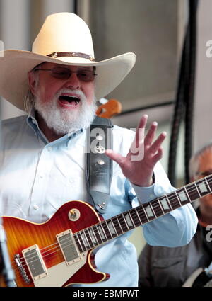 Musicien légendaire Charlie Daniels du Charlie Daniels Band effectue en direct sur Fox TV's 'Le renard et ses amis' Matin Show. Charlie a joué certains de ses plus grands hits. Avec : Charlie Daniels Où : New York City, New York, United States Quand : 30 mai Banque D'Images