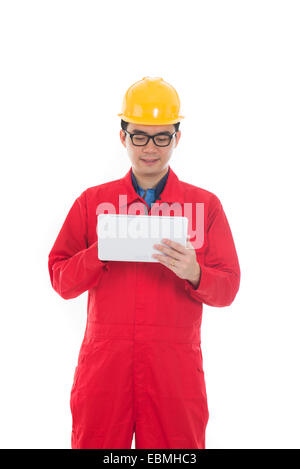 Asian male engineer piscine avec tablet Banque D'Images