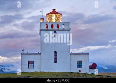 Phare, Dyrhólaey, Vík í Mýrdal, Région du Sud, Islande Banque D'Images