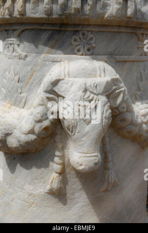 Tête de vache relief sur un pilier, ancienne ville de Cnide, Cnide, près de Datça, Péninsule de Datça, Muğla Province, la mer Egée, en Turquie Banque D'Images