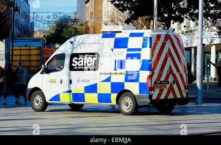 Le centre-ville de Nottingham. Une force de police mobile C,C,T,V van suivi de l'opinion publique. England UK Banque D'Images