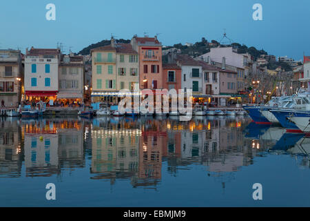 Port et centre historique de la ville, ses cafés et restaurants, de l'humeur du soir, Cassis, département Bouches-du-Rhône, région Banque D'Images