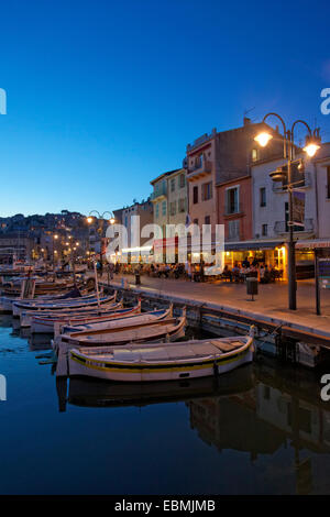 Port et centre historique de la ville, de petits bateaux de pêche, ses cafés et restaurants, de l'humeur du soir, Cassis, Département Banque D'Images