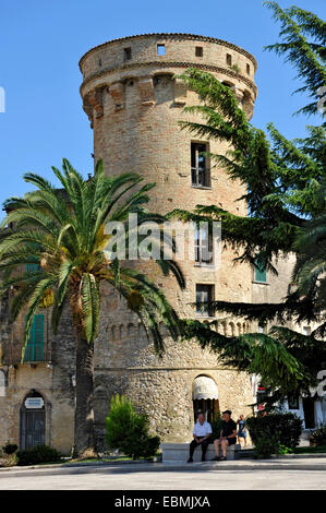 Tour défense Torre di Bassano, 15e siècle, Piazza G Rossetti, centre historique, Vasto, Abruzzo, Italie Banque D'Images