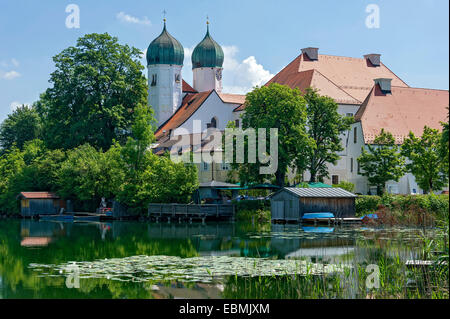 Monastère Seeon monastère avec église Saint Lambert, Klostersee, Grabenstätt, Chiemgau, Haute-Bavière, Bavière Banque D'Images