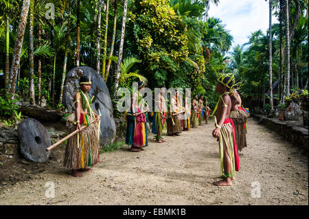 Stick danse exécutée par les membres des tribus de l'île de Yap, Micronésie, Îles Caroline Banque D'Images