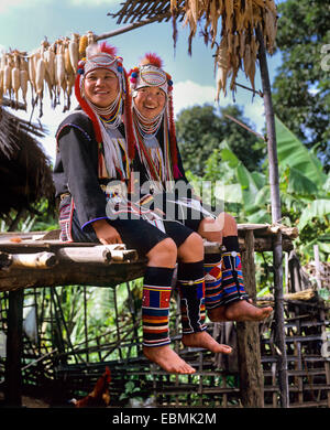 Les jeunes filles Akha dans un village de montagne, en costume traditionnel et la coiffure, la province de Chiang Rai, dans le Nord de la Thaïlande, Thaïlande Banque D'Images