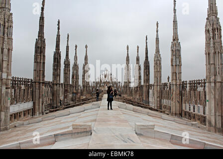 Femme sur le toit du Duomo de Milan, Italie Banque D'Images