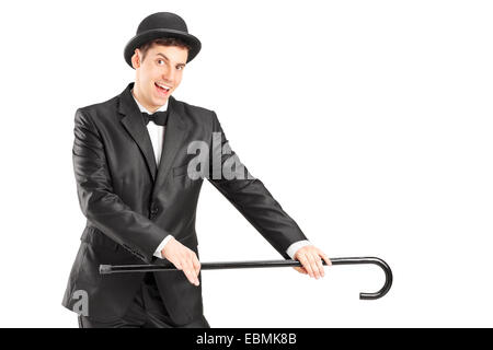 Magicien mâle tenant une canne isolé sur fond blanc Banque D'Images