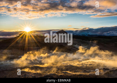 Solfataras, fumerolles, boue, de soufre et d'autres minéraux, de vapeur des lumières dans le coucher de soleil sur la montagne, Námafjall Banque D'Images