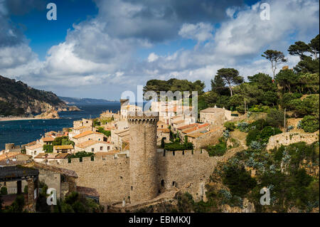 Vieille ville médiévale avec baie sur la mer, Tossa de Mar, Costa Brava, Catalogne, Espagne Banque D'Images