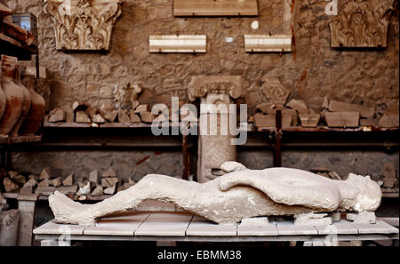 Moulage en plâtre d'un homme mourant, le stockage du grain du Forum, Pompeji, Campanie, Italie Banque D'Images