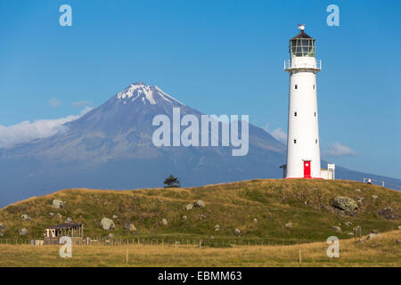 Le phare de Cape Egmont avec Mont Taranaki, Pungarehu, région de Taranaki, en Nouvelle-Zélande Banque D'Images