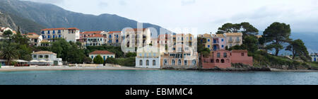 Les maisons à Assos, surplombant le port de Céphalonie. Banque D'Images