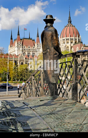 Budapest, Hongrie. Bâtiment du Parlement européen ou Orszaghaz (Imre Steindl : 1884-1904) Statue de Imre Nagy sur un pont Banque D'Images