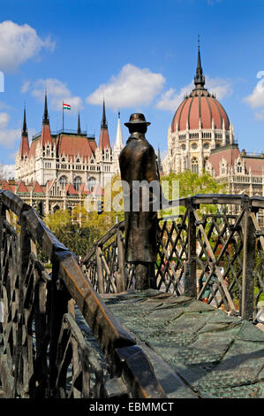 Budapest, Hongrie. Bâtiment du Parlement européen ou Orszaghaz (Imre Steindl : 1884-1904) Statue de Imre Nagy sur un pont Banque D'Images