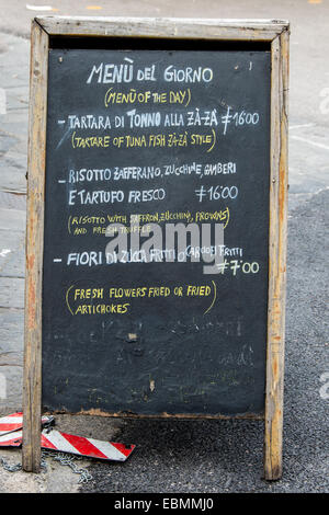 Sur un restaurant menu écrit sur un tableau noir au milieu d'une rue dans le centre de Florence Banque D'Images