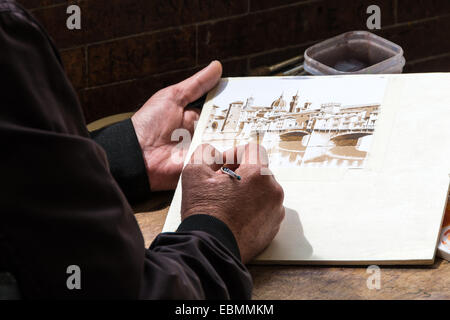 Détail des mains et les outils d'un artiste de rue qui peint le Ponte Vecchio à Florence, couleurs chaudes Banque D'Images