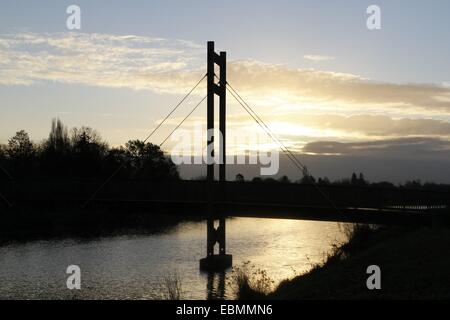 Rivière du Jubilé, Berkshire, Royaume-Uni. 3e décembre 2014. Météo britannique. Le soleil se lève sur la rivière du Jubilé à Eton. La rivière est un homme fait flood relief conçu pour détourner l'eau de la Tamise pour arrêter Maidenhead Windsor et de l'inondation. Credit : Ed Brown/Alamy Live News Banque D'Images