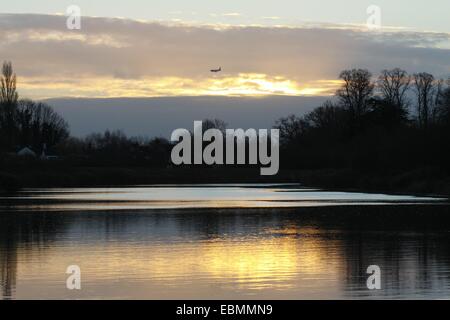 Rivière du Jubilé, Berkshire, Royaume-Uni. 3e décembre 2014. Météo britannique. Le soleil se lève sur la rivière du Jubilé à Eton. La rivière est un homme fait flood relief conçu pour détourner l'eau de la Tamise pour arrêter Maidenhead Windsor et de l'inondation. Credit : Ed Brown/Alamy Live News Banque D'Images