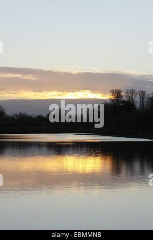 Rivière du Jubilé, Berkshire, Royaume-Uni. 3e décembre 2014. Météo britannique. Le soleil se lève sur la rivière du Jubilé à Eton. La rivière est un homme fait flood relief conçu pour détourner l'eau de la Tamise pour arrêter Maidenhead Windsor et de l'inondation. Credit : Ed Brown/Alamy Live News Banque D'Images